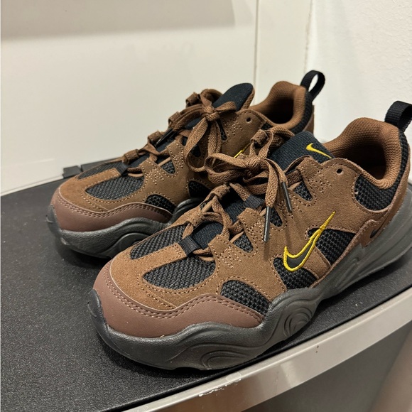 LIKE NEW Nike sneakers for sale - Picture 2 of 5